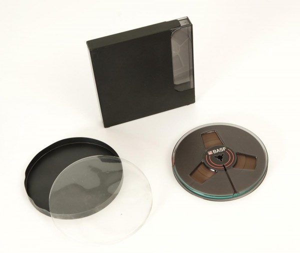 BASF 15er DIN Tonbandspule Kunststoff mit Band + Archivbox rauchglas
