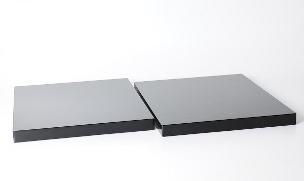 Pair of bases top for mono power amplifiers